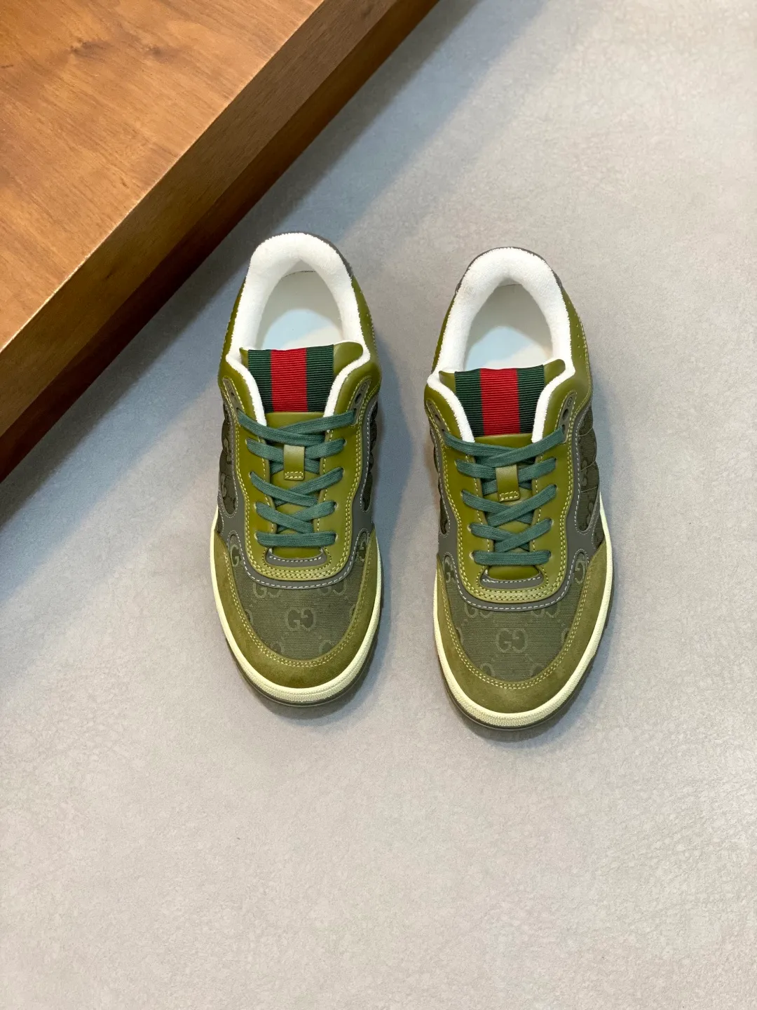 Men's Shoes 💰660 𝐆𝐮𝐜𝐜𝐢 𝐑𝐞-𝐖𝐞𝐛 As the first sneaker created by Sabato De Sarno for Gucci, the Re-Web series reinterprets the brand's classic stripes and sets off the modern silhouette design with bold and unique details. These shoes are crafted from white leather. This new sneaker is ingeniously decorated with many of the brand's classic details, and is equipped with a bright red and green webbing tongue, which will make people fall in love at first sight. White leather treated with a special process for softness and luster, with an embossed grainy texture. Script Gucci logo and interlocking G web label with Interlocking G and script Gucci logo. Rubber outsole with interlocking G detail eyelets. Web tongue. Size: 39-44 (customized for sizes 38 and 45)